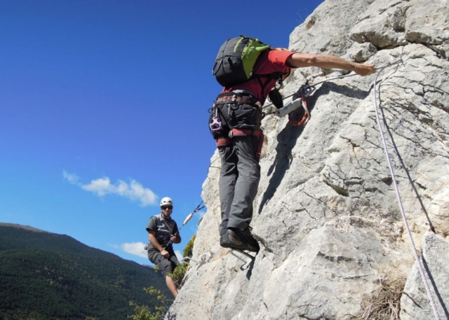 dos hombres escalando una pared vertical
